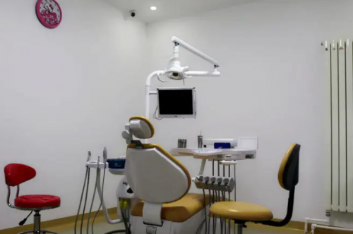北京牙齿种植医院排名前十，圣贝口腔门诊种植科医生沟通很方便，榜四连锁种牙很有名！